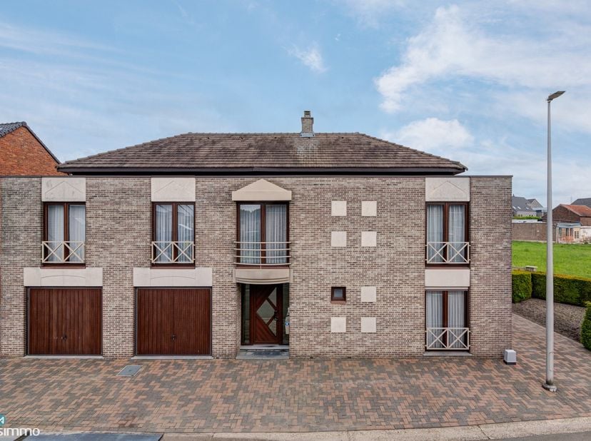 MEERSGEZINSWONING (2 APP.) MET 2 GARAGES, KELDER, ZOLDER EN RUIME TUIN IN MUNSTERBILZEN<br />
<br />
*** Bekijkt u deze woning via een aanverwante web