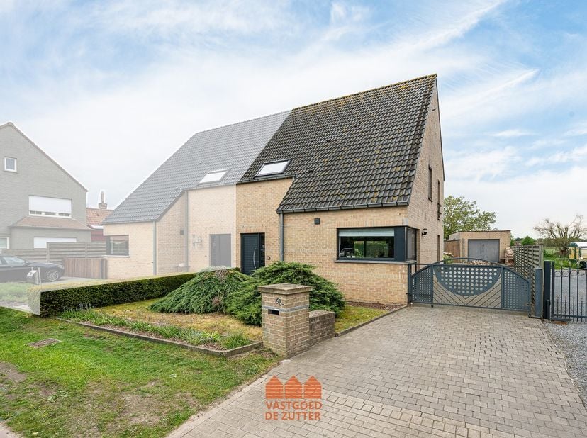 Deze halfopen bebouwing combineert een aangename ligging met veel natuurlijke lichtinval en een praktische indeling, wat zorgt voor een warme en comfo