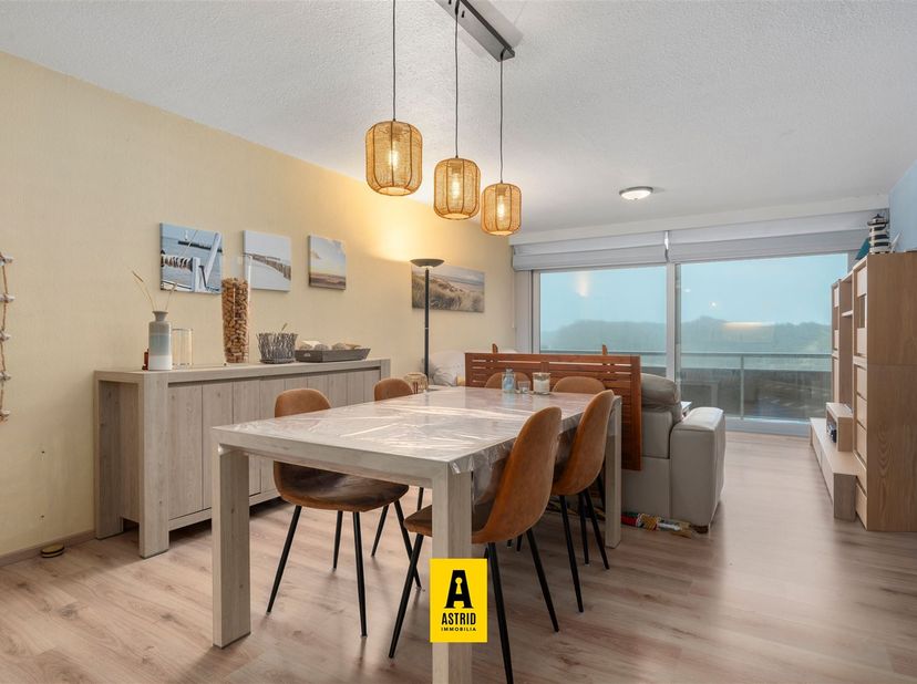 Op zoek naar een lichtrijk appartement met prachtige uitzichten én een centrale ligging? Dit ruime 1-slaapkamerappartement op de vijfde verdieping van