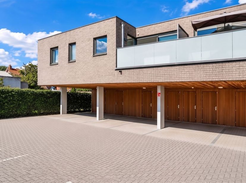 TE KOOP: Recent 2-slaapkamerappartement in het centrum van Heusden!<br />
Welkom in dit recente en hoogwaardig afgewerkte appartement, gelegen op een