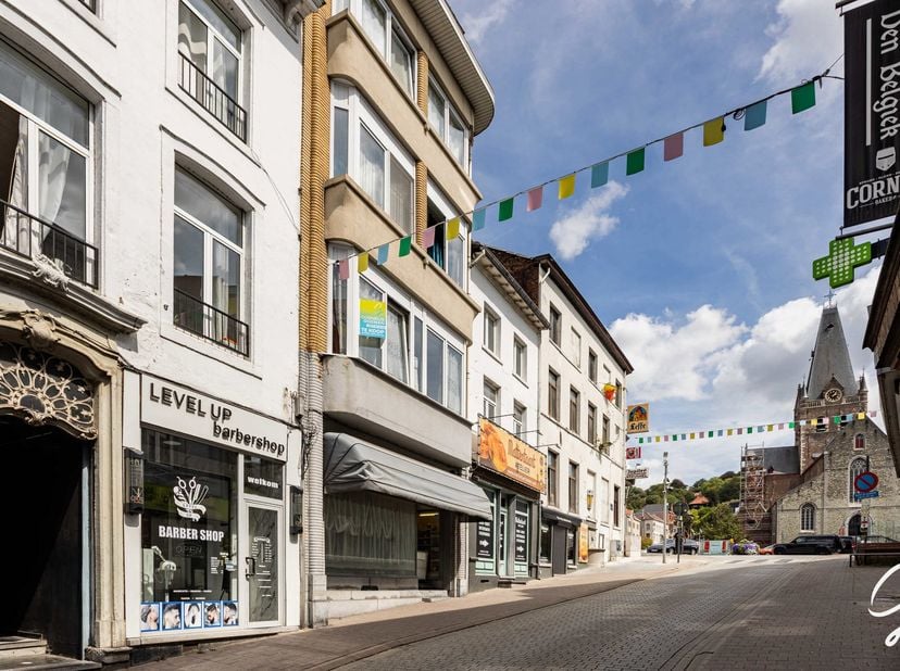 Handelszaak met verhuurpotentieel op topligging<br />
Dit veelzijdige gebouw voor gemengd gebruik is ideaal gelegen op de markt van Geraardsbergen, mi