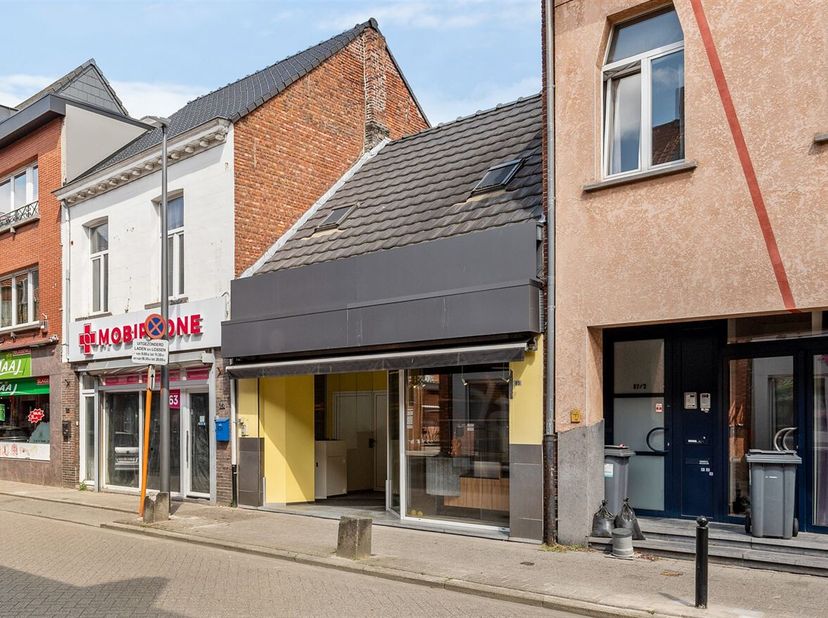 Eengezinswoning met winkelruimte <br />
Locatie: <br />
Deze woning is gelegen in een aanloopstraat, net buiten het kernwinkelgebied van Turnhout, wat