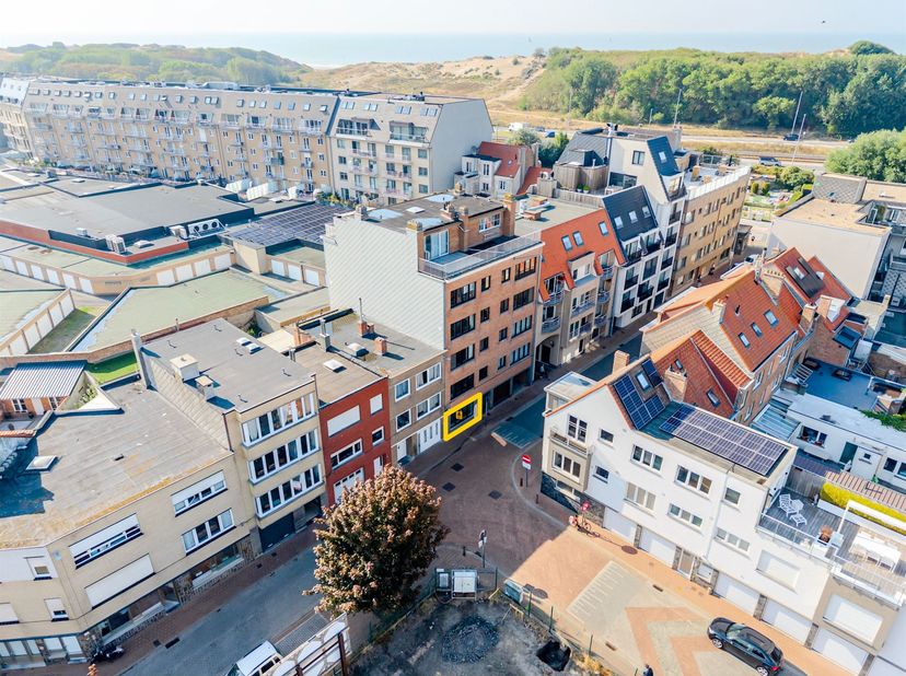 Ruim gelijkvloers appartement op toplocatie in Bredene-Duinen<br />
<br />
Op zoek naar een ruim en instapklaar appartement vlak bij zee? Dit verzorgd