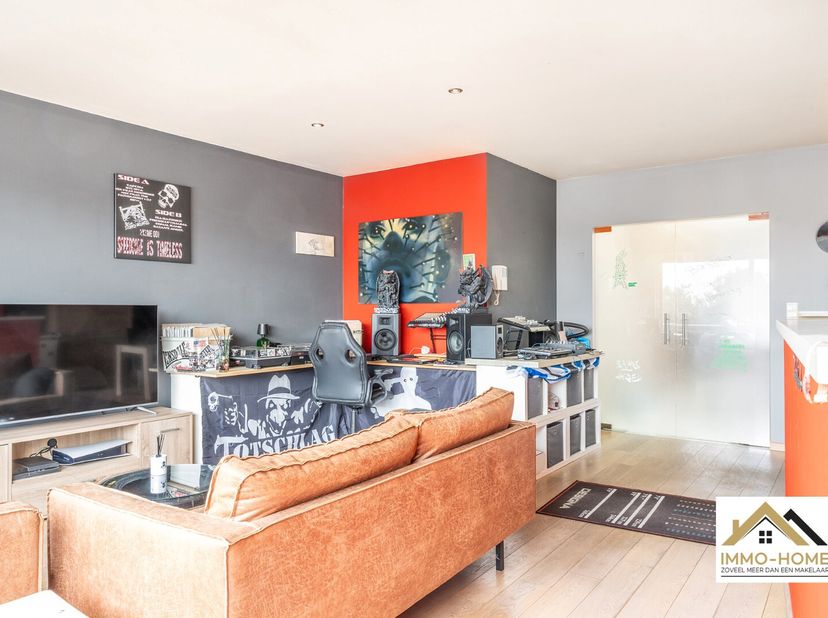Dit ruime appartement is gelegen op de bovenste verdieping van het gebouw, en is te bereiken via zowel trap als lift. Zo kom je in je eigen centrale h