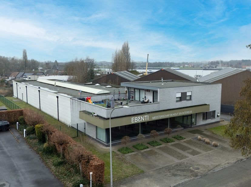In de Karnemelkstraat te Zelzate bevindt zich dit uitstekend onderhouden en veelzijdige bedrijfsgebouw met een totale bruikbare oppervlakte van 1.120