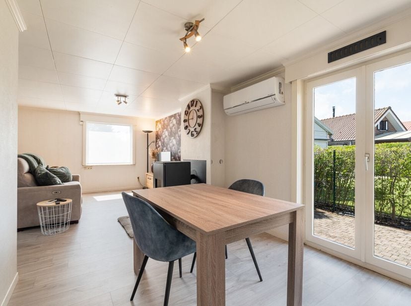Oostduinkerke : maison de vacances rénovée à vendre.Dans le paisible domaine de vacances Peerdehoek à Oostduinkerke, une maison de vacances entièremen