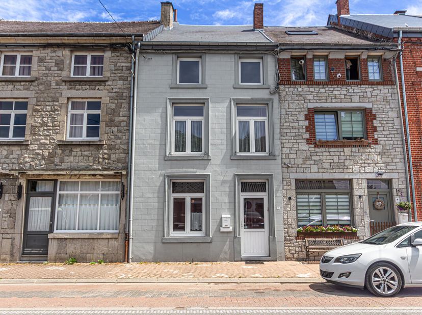 Votre agence de Mariembourg vous présente, dans le centre de Nismes, à proximité du Château et de lEglise, une magnifique maison 2 façades entièrement