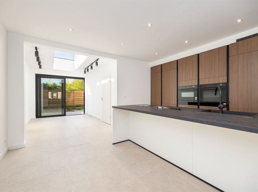 Deze net vernieuwde woning ligt in een stille, met groen verfraaide eenrichtingsstraat (zone 30), met aan het uiteinde het publieke Borgersteinpark. D
