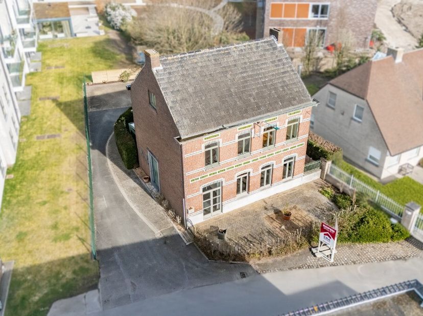 ;LiggingCentrale ligging en bereikbaarheid zijn de grootste troeven van deze prachtige villa. U bevindt zich op veilige wandelafstand van scholen, sup