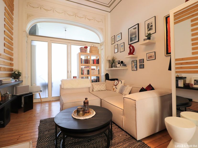 SINT-GILLIS, vlakbij het Kastanjeplein, zijn restaurants en talrijke openbaar vervoersverbindingen. Charmant APPARTEMENT gemeubeld of ongemeubeld (1 s