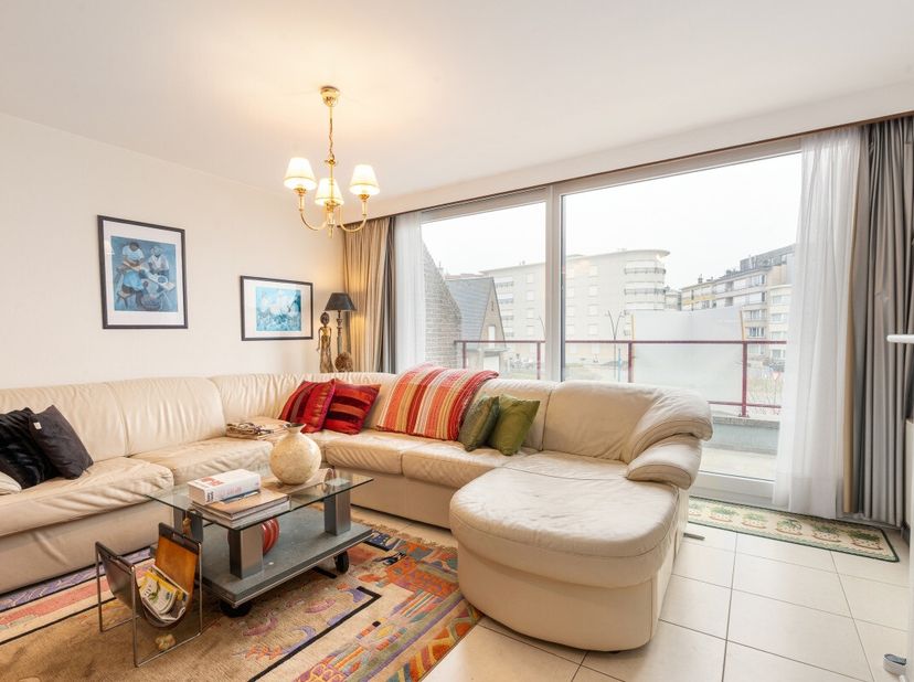 e koop: Appartement in Koksijde, gelegen aan de Dorlodotlaan op een toplocatie met zicht op de duinen.Dit appartement biedt een unieke combinatie van