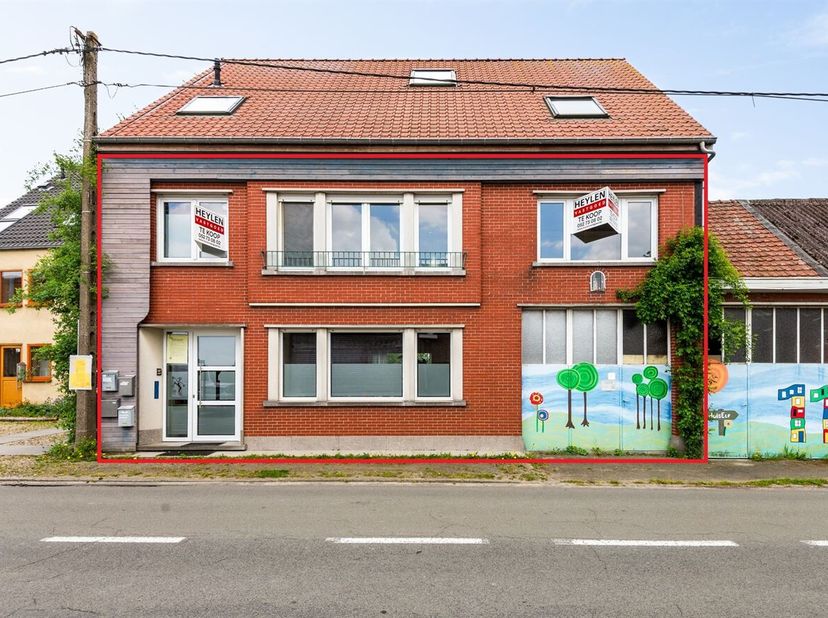 Dans un quartier verdoyant et calme se trouve cette belle propriété, idéale comme investissement avec un beau potentiel de rendement. La maison offre