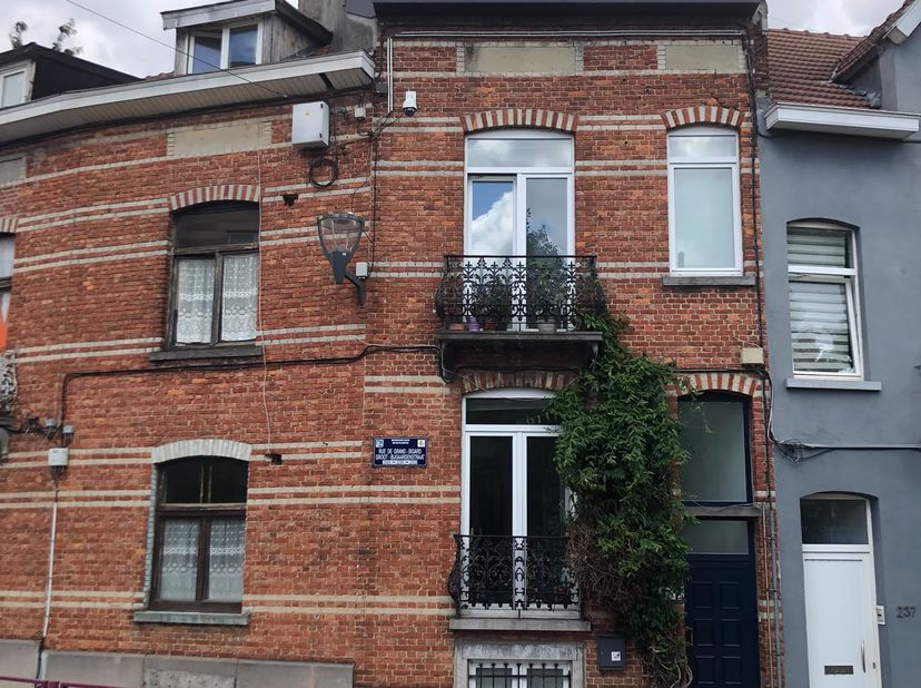 Instapklare karaktervolle woning met 4 slaapkamers op een toplocatie in Sint-Agatha-Berchem.<br />
<br />
TE KOOP : Instapklare twee-gevel woning met