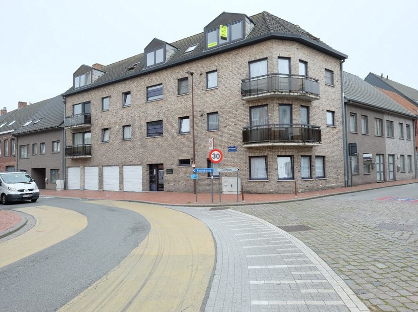 Het appartement bevindt zich op de 2de verdieping van de residentie De Nieuwe Kroone op de hoek van Koolskampstraat en de Potteriestraat. De residenti