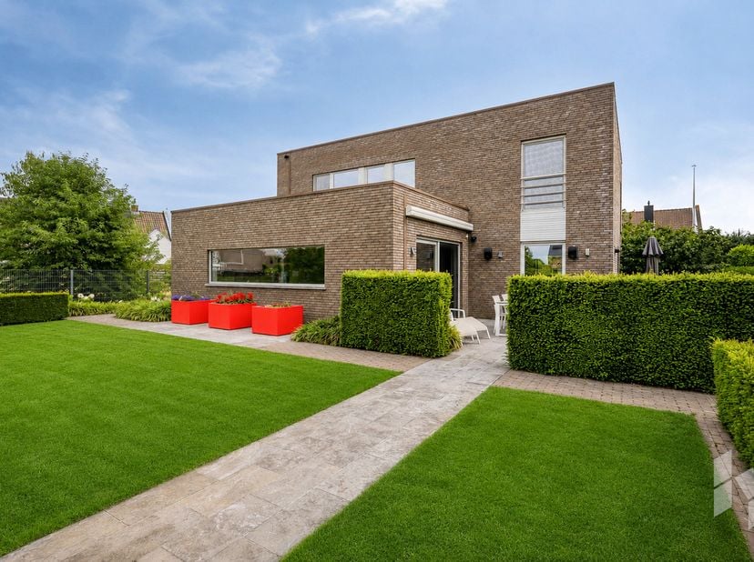 Zeer mooie, moderne woning (259m²) met 3 slaapkamers rustig gelegen op een perceel van 637 m² nabij het centrum van Lommel.<br />
Via de inkomhal loop