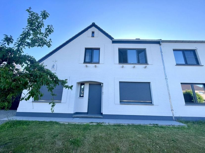 Deze goed onderhouden duplexwoning, gelegen in Alken, biedt een comfortabele woongelegenheid. De woning is instapklaar en geschikt voor diverse bewone