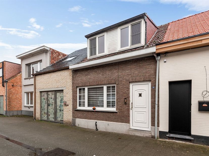 Maison de 2 chambres à coucher sur 460m²<br />
Intéressant pour les investisseurs, loué 917 €/mois.<br />
Situation :<br />
La propriété est située da