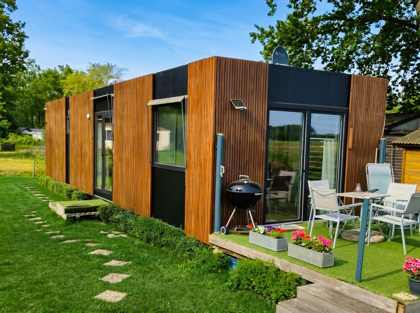 Verplaatsbare vakantiewoning op wielen in duurzame staalconstructie van Thijs Housing. Compleet uitgerust met woonkamer, keuken, badkamer, slaapkamer