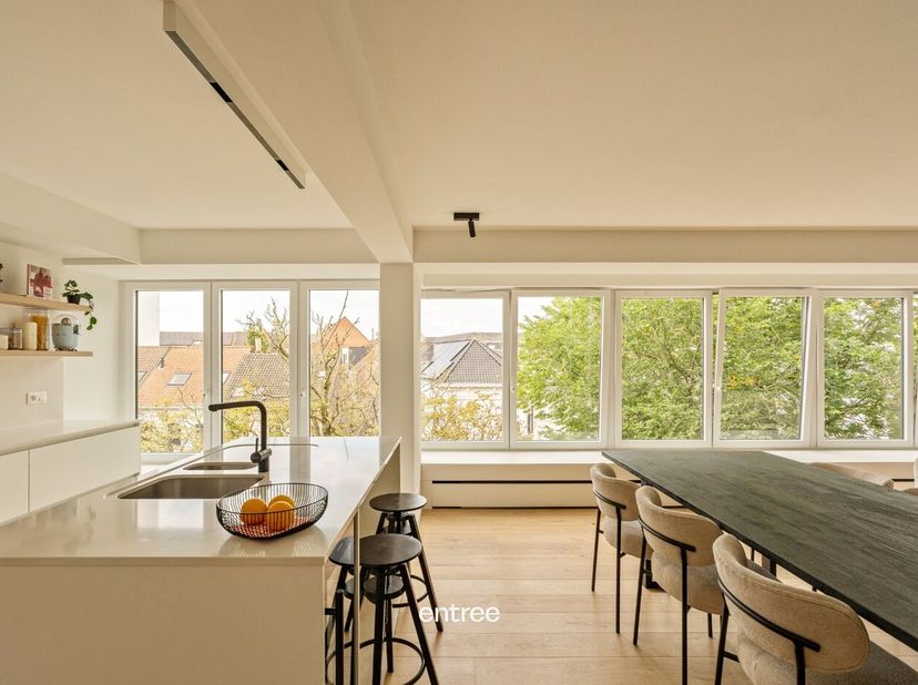 Op één van de mooiste pleinen van Kortrijk, het President Rooseveltplein, vinden we dit instapklaar, gerenoveerde appartement op de 5de verdieping (ne