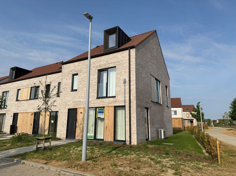Deze energiezuinige nieuwbouwwoning maakt deel uit van woonproject ’t Park, een groene kindvriendelijke verkaveling vlakbij het station van Tielt. Hie