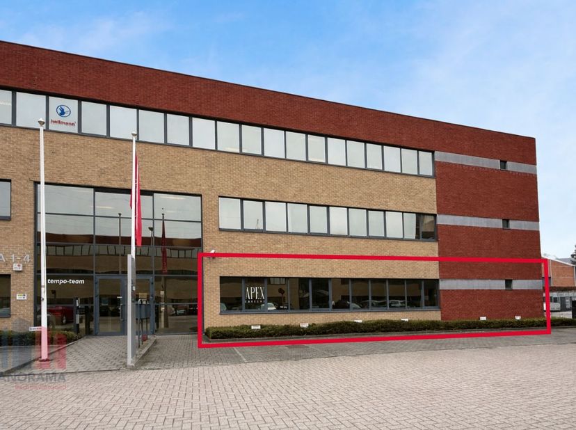 Bureau moderne de 241 m² avec espace d’archives de 13 m² à Vilvorde. Idéalement situé à seulement 1,5 km de la sortie/entrée de l’E19 Vilvorde–Avenue