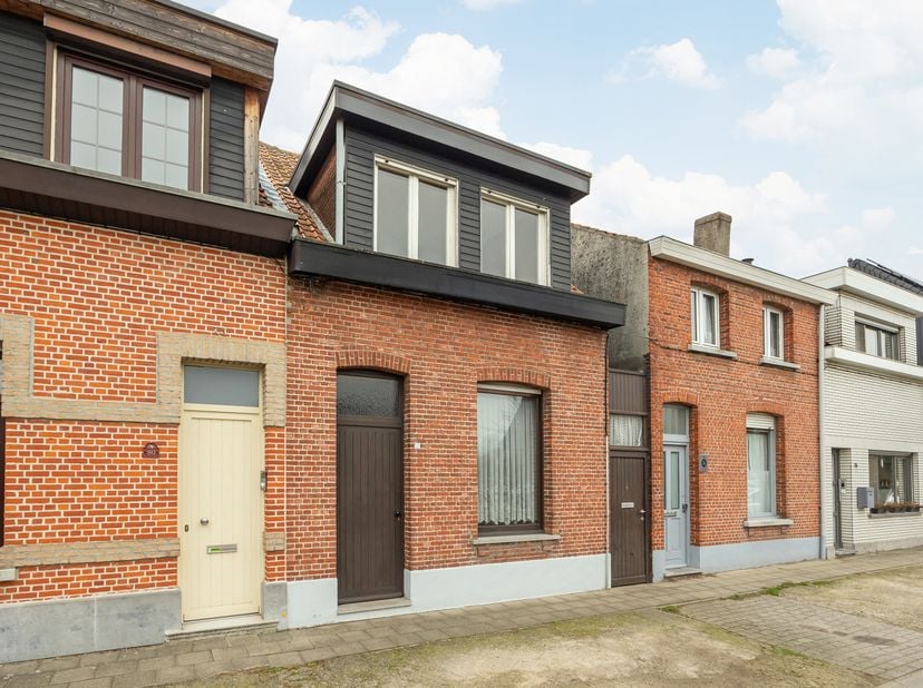 Deze te renoveren woning is gelegen in een rustige en aangename woonstraat met vlotte verbinding naar het centrum, openbaar vervoer, scholen en buurtw