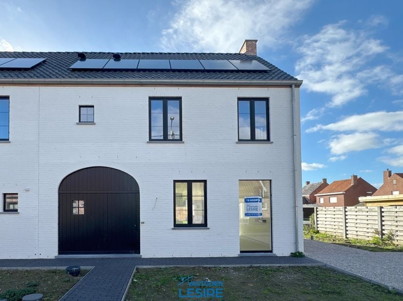Bent u op zoek naar een afgewerkte nieuwbouwwoning in Houthulst? Deze woning is ideaal voor een gezin en biedt alle comfort en luxe die u nodig heeft.