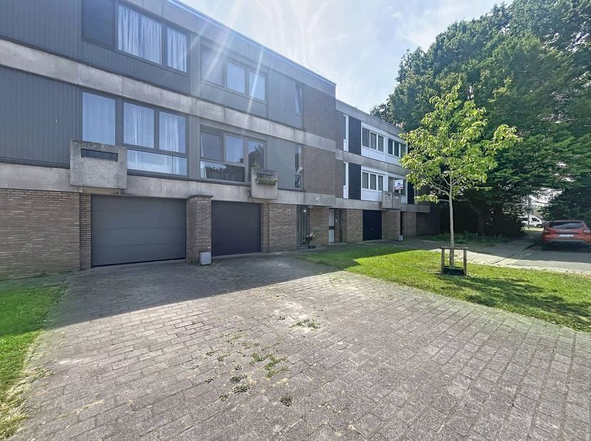 Cette maison spacieuse avec sa propre allée et son garage vous offre non seulement un confort pratique, mais également trois belles chambres. La maiso