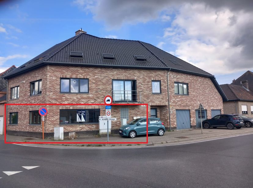 Luxueus gelijkvloers appartement met tuin, terrasn zeer grote carport+ gemeenschappelijke fietsenberging , 3 slpk's<br />
Gezellig, ruim en energiezui