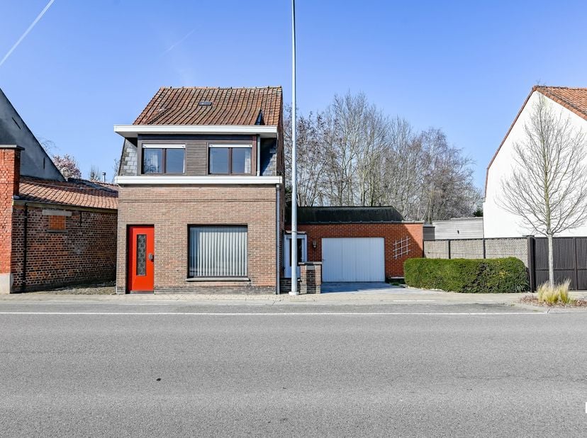 VERKOCHT! Compromis in opmaak. Deze totaal te renoveren ééngezinswoning beschikt over een bewoonbare oppervlakte van 186 m² (volgens EPC-attest) en is