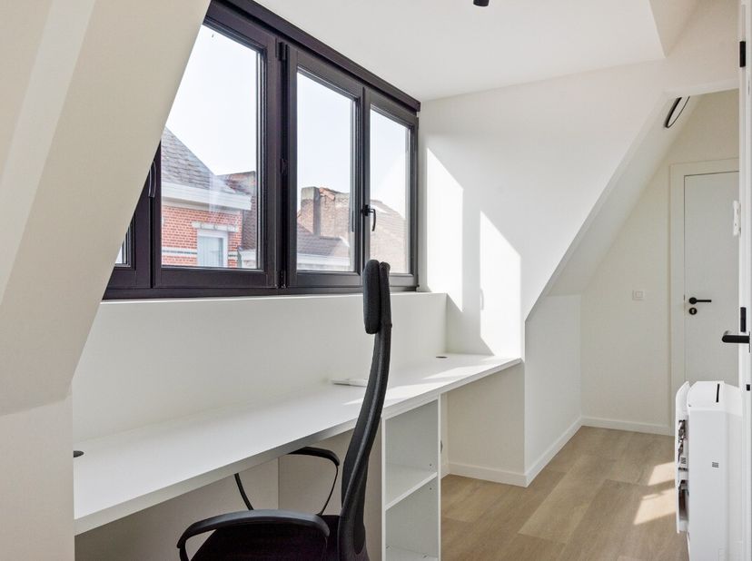 Te huur: Studentekoten in het hart van Mechelen, gelegen aan de Lange Pennincstraat, op wandelafstand van winkels en openbaar vervoer.Deze proper afge