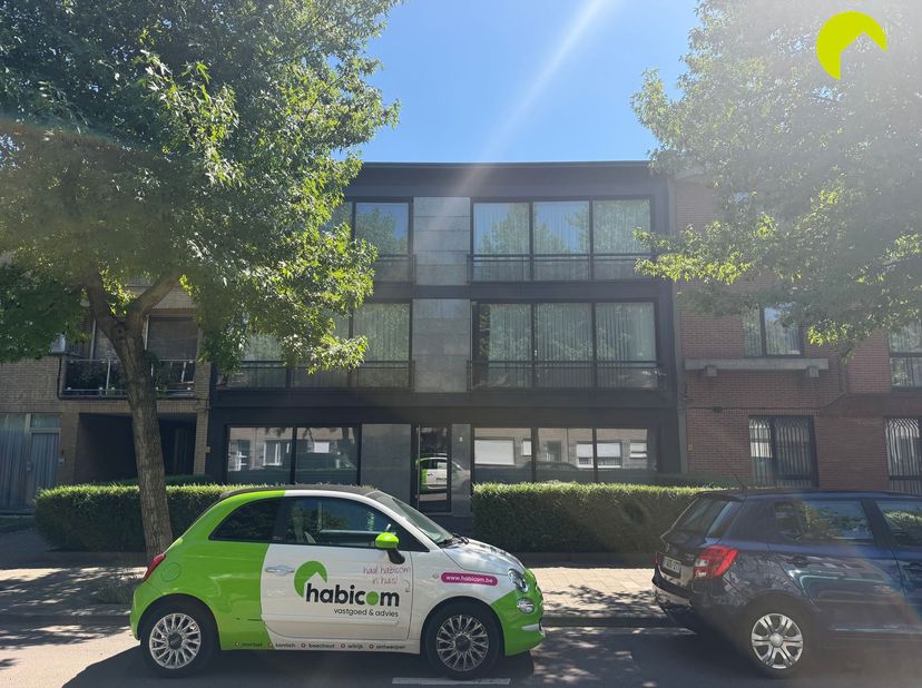 Bemeubeld 2-slaapkamerappartement nabij de Fruithoflaan<br />
In een rustige en verzorgde omgeving, vlak bij de Fruithoflaan, bevindt zich dit volled
