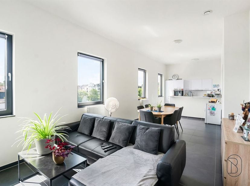 Appartement récent avec 2 chambres!<br />
Situé au troisième étage dune résidence récente, cet appartement lumineux avec terrasse constitue une excell