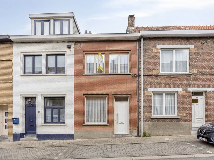 *** Kijkdag 24/06 tussen 16u - 19u *** Op afspraak *** Op zoek naar een betaalbare woning op een uitstekende locatie? Deze gezellige gesloten bebouwin