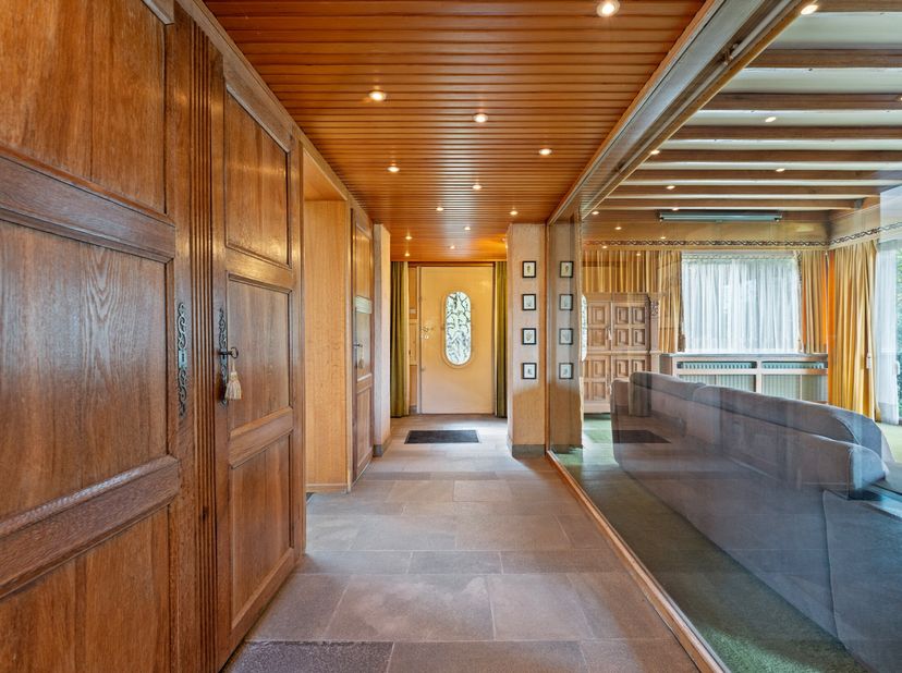 Villa majestueuse et pleine de caractère à proximité de l'abbaye de Tongerlo. La maison a été construite en 1933 par l'architecte Jan Lauwers dans le