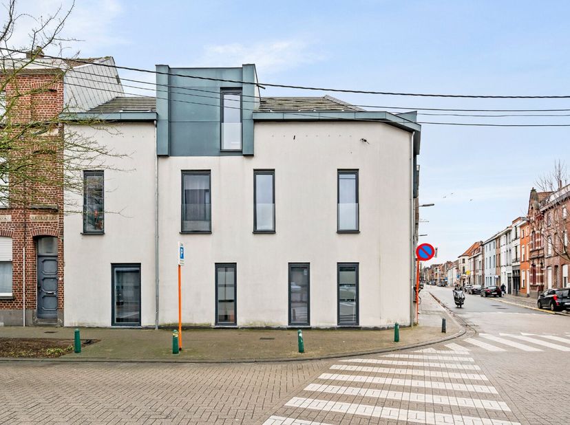 - Emplacement central à Courtrai : Sint-Denijsestraat 146<br />
- Chambre d'étudiant à distance de marche de la gare et en face d'un supermarché<br />