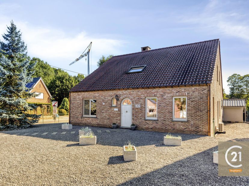 Deze energiezuinige woning met EPC-label B, gelegen in Rotselaar, combineert een praktische indeling met verrassend veel ruimte en hedendaags wooncomf