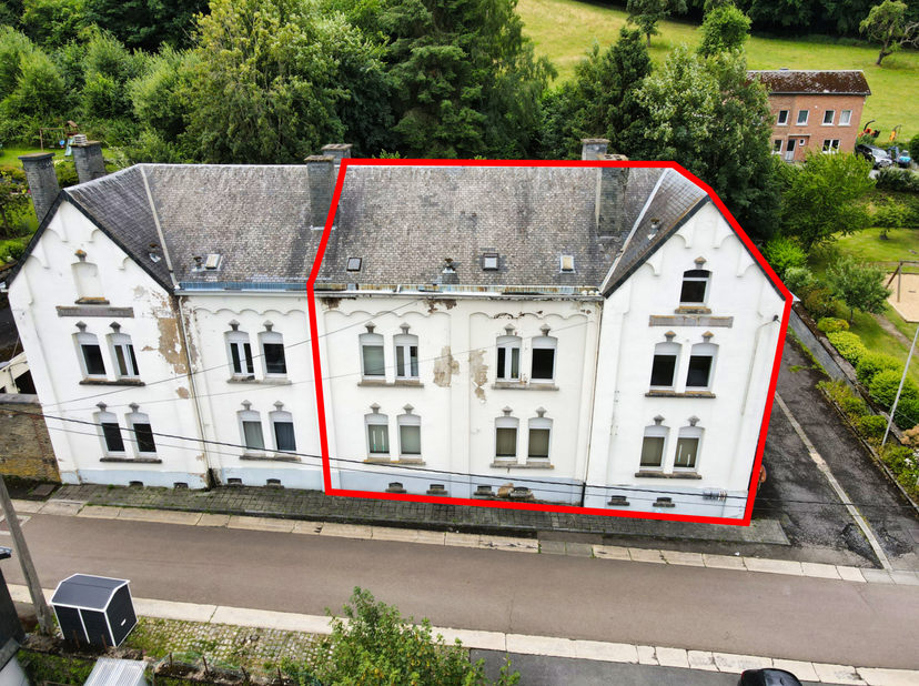 Rez : 2 bureaux, 2 réserves, salle d'attente, accueil.<br />
Etage+ 1 : 6 bureaux, 1 cantine, 2 sanitaires.<br />
<br />
Info + : Ancien bâtiment de p