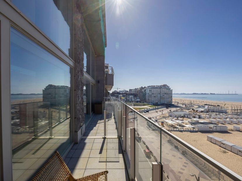 <br />
Uitzonderlijke mezzanine in Residentie Royal Navy, direct aan de RBSC Zeilclub en het Beaufortstrand, met frontaal zeezicht en een indrukwekken