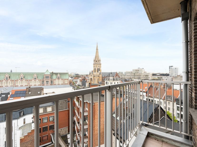 Vraagprijs: €390.000<br />
<br />
Stel je voor: elke ochtend wakker worden met een ononderbroken zicht over de Antwerpse skyline, de kathedraal in het