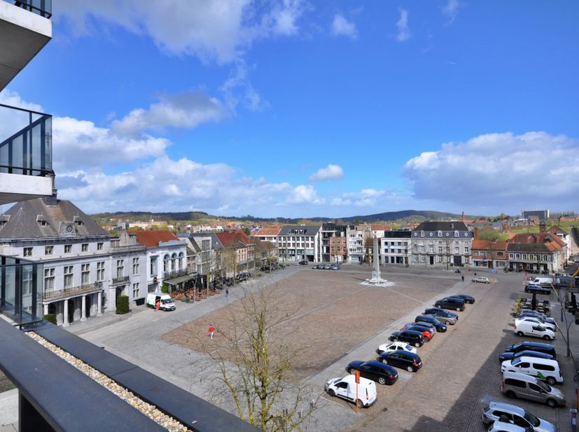 Bienvenue dans cet appartement d'exception offrant une vue panoramique inégalée sur la Grand-Place de Renaix – une combinaison rare de luxe, d'espace