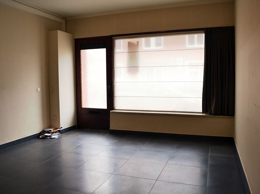 Deze ruime woning is gelegen op wandelafstand van centrum Izegem, openbaar vervoer, bakkerijen, slagerijen, warenhuizen, ...<br />
<br />
Heeft volgen