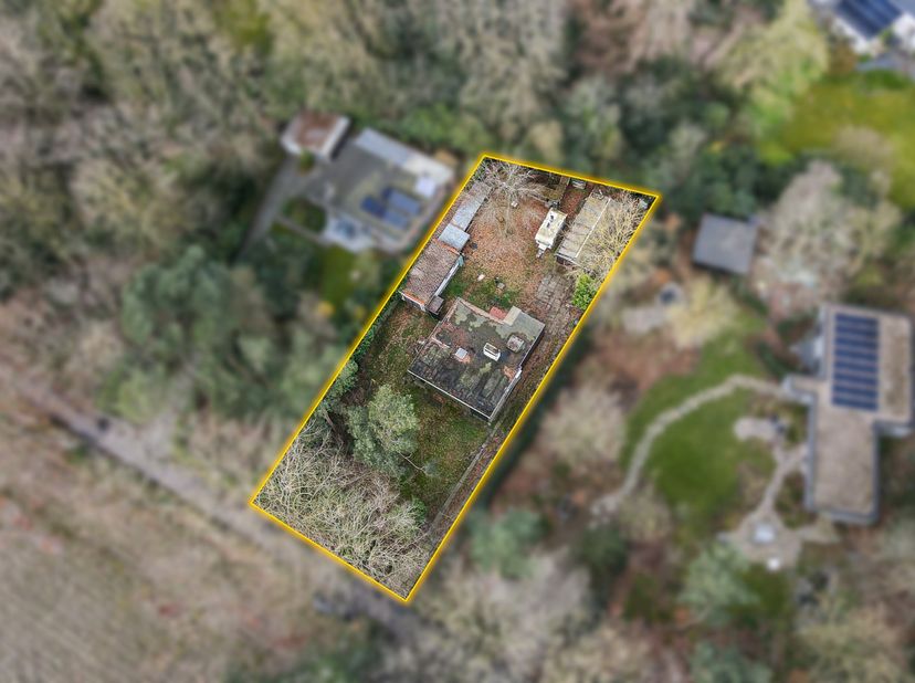 Gelegen in een uitzonderlijk rustige en groene omgeving bevindt zich deze alleenstaande bungalow op een mooi perceel van 1.092 m². De woning is versch