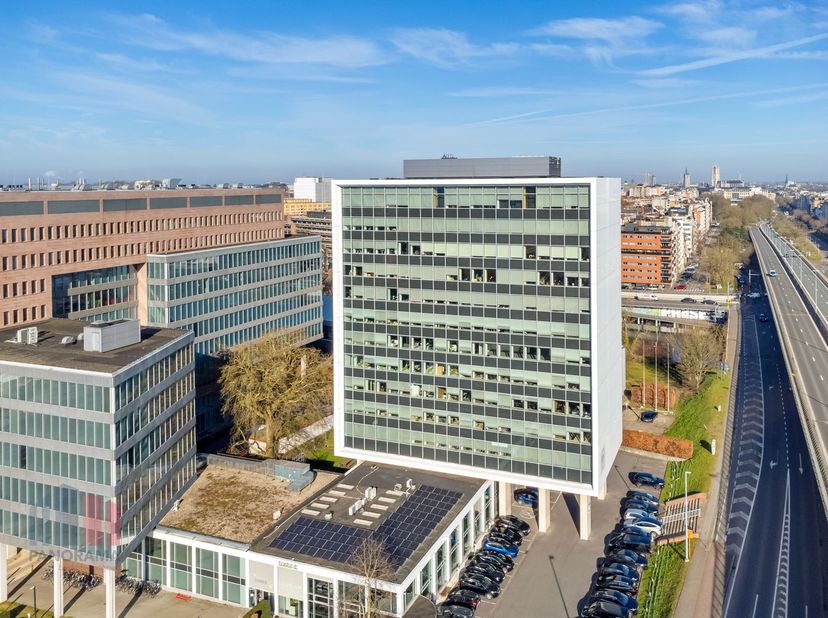 Magnifique espace de bureaux haut de gamme de 1.188 m² à louer SUR la sortie 1 (Ledeberg) de l'autoroute E17 ainsi qu'à proximité du ring de Gand (R40