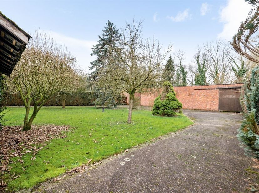 Te renoveren woning met magazijn (220m²) op ca. 17a94ca<br />
U betreedt de woning via een ruime inkomhal met vestiaire, die toegang biedt tot de vers