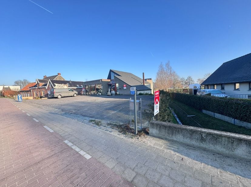 Te koop: ruim handelspand in open bebouwing, centraal gelegen in Westrozebeke, op een drukke en goed bereikbare locatie. Dit handelspand uit 1984 bied