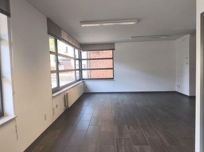 Veelzijdige handelsruimte/kantoor van ca. 60 m² op toplocatie in Pelt<br />
Ligging<br />
Gelegen aan de Dorpsstraat 1 in Pelt, op een centrale en zic