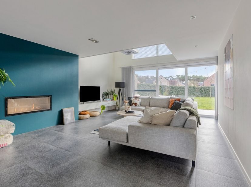Deze ruime, en recente energiezuinige woning met 3 slaapkamers en 2 badkamers is uiterst gunstig gelegen op een zonnig perceel van 527 m² in Mol – Ach