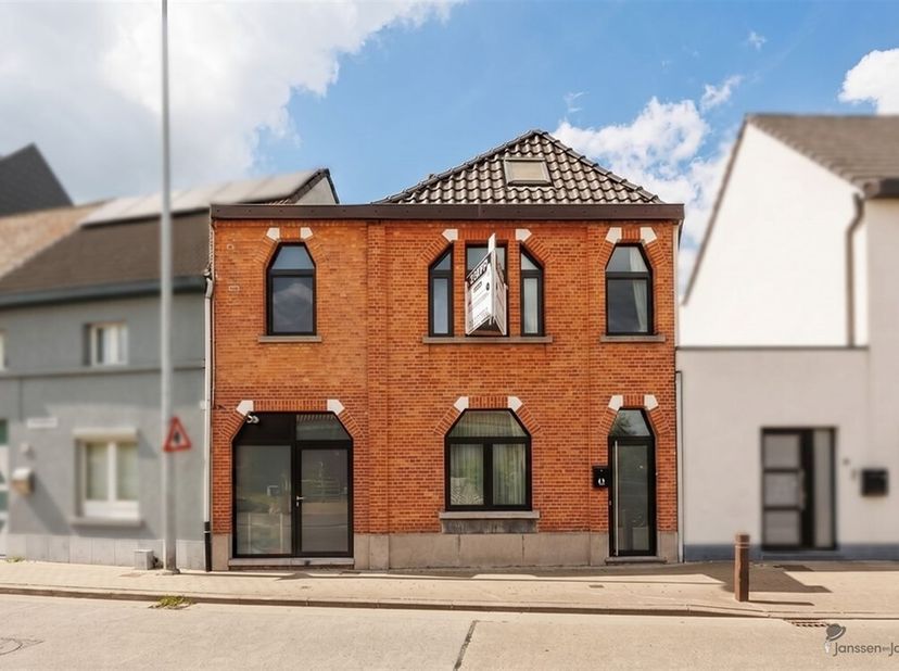 Welkom in deze prachtig gerenoveerde woning, ideaal gelegen in het hart van Dendermonde. Deze instapklare gezinswoning combineert charme met modern wo