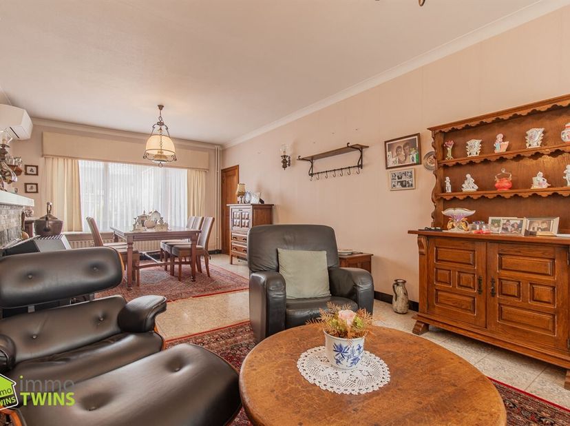 Leuke starters- gezinswoning met 3 slaapkamers, zolder van 41 m² en gezellige tuin nabij centrum Sint-Gillis-Dendermonde<br />
Bent u op zoek naar een